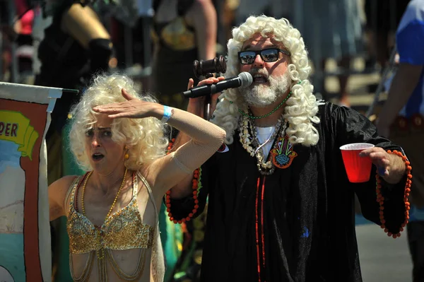 New York, Ny - 16 Haziran: Mermaid Parade Başyargıç ve New York'un Coney Adası'nda 16 Haziran 2018 36 yıllık deniz kızı geçit töreninde katılımcılar. 