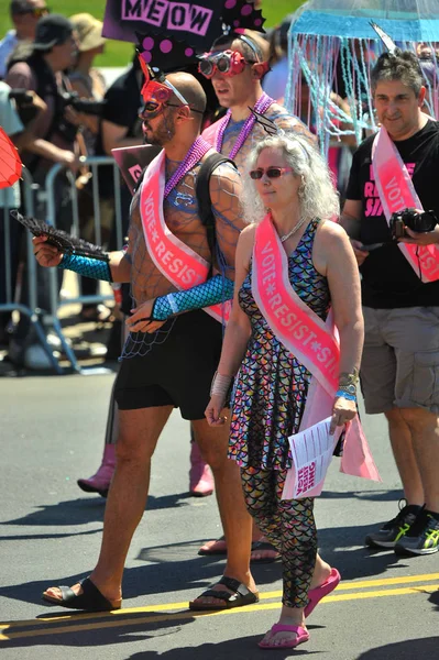 New York, Ny - 16 Haziran: İnsanlar katılmak 36 yıllık Mermaid Parade Coney Island 16 Haziran 2018 New York'ta. 