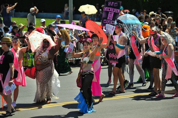 New York, Ny - 16 Haziran: İnsanlar katılmak 36 yıllık Mermaid Parade Coney Island 16 Haziran 2018 New York'ta. 