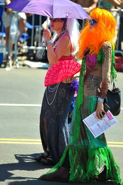 New York, Ny - 16 Haziran: İnsanlar katılmak 36 yıllık Mermaid Parade Coney Island 16 Haziran 2018 New York'ta. 