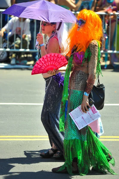 Nova Iorque Junho Pessoas Participam 36Th Anual Mermaid Parade Coney — Fotografia de Stock