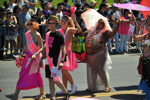 New York, Ny - 16 Haziran: İnsanlar katılmak 36 yıllık Mermaid Parade Coney Island 16 Haziran 2018 New York'ta. 