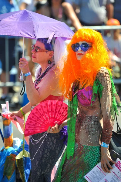 Nova Iorque Junho Pessoas Participam 36Th Anual Mermaid Parade Coney — Fotografia de Stock