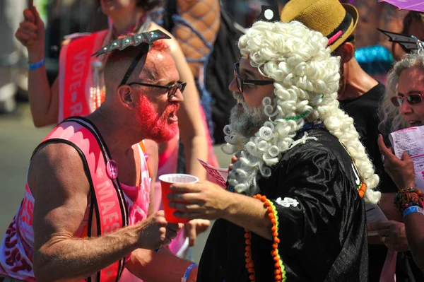 New York, Ny - 16 Haziran: Mermaid Parade Başyargıç ve New York'un Coney Adası'nda 16 Haziran 2018 36 yıllık deniz kızı geçit töreninde katılımcılar. 