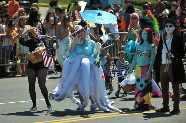 New York, Ny - 16 Haziran: İnsanlar katılmak 36 yıllık Mermaid Parade Coney Island 16 Haziran 2018 New York'ta. 