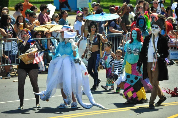 New York, Ny - 16 Haziran: İnsanlar katılmak 36 yıllık Mermaid Parade Coney Island 16 Haziran 2018 New York'ta. 
