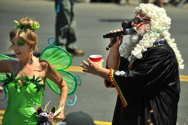 New York, Ny - 16 Haziran: Mermaid Parade Başyargıç ve New York'un Coney Adası'nda 16 Haziran 2018 36 yıllık deniz kızı geçit töreninde katılımcılar. 