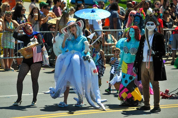 New York, Ny - 16 Haziran: İnsanlar katılmak 36 yıllık Mermaid Parade Coney Island 16 Haziran 2018 New York'ta. 