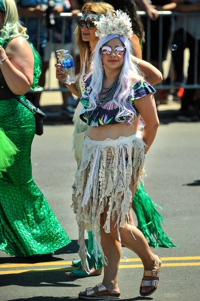 New York, Ny - 16 Haziran: İnsanlar katılmak 36 yıllık Mermaid Parade Coney Island 16 Haziran 2018 New York'ta. 