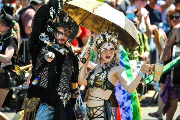 New York, Ny - 16 Haziran: İnsanlar katılmak 36 yıllık Mermaid Parade Coney Island 16 Haziran 2018 New York'ta. 
