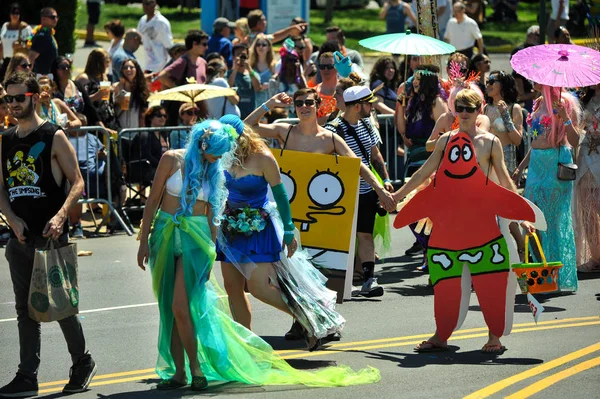 Nowy Jork Czerwca Ludzie Uczestniczą Rocznych Mermaid Parade Coney Island — Zdjęcie stockowe