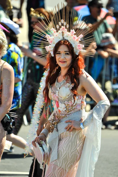 New York Června Lidé Účastní Roční Mermaid Parade Coney Island — Stock fotografie