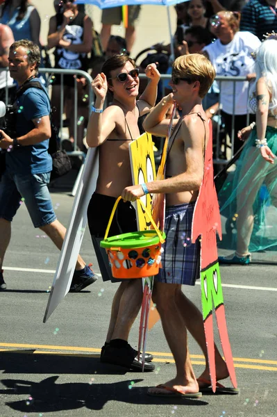 New York, Ny - 16 Haziran: İnsanlar katılmak 36 yıllık Mermaid Parade Coney Island 16 Haziran 2018 New York'ta. 