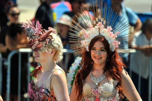 New York, Ny - 16 Haziran: İnsanlar katılmak 36 yıllık Mermaid Parade Coney Island 16 Haziran 2018 New York'ta. 