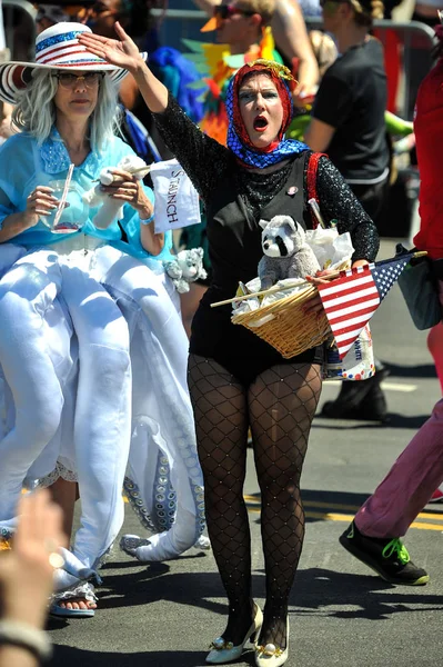 New York, Ny - 16 Haziran: İnsanlar katılmak 36 yıllık Mermaid Parade Coney Island 16 Haziran 2018 New York'ta. 