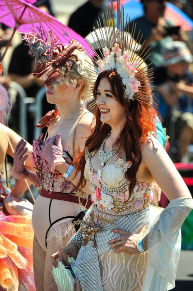 Nova Iorque Junho Pessoas Participam 36Th Anual Mermaid Parade Coney — Fotografia de Stock