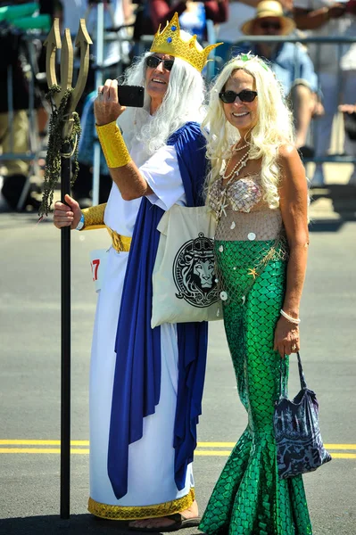 New York, Ny - 16 Haziran: İnsanlar katılmak 36 yıllık Mermaid Parade Coney Island 16 Haziran 2018 New York'ta. 