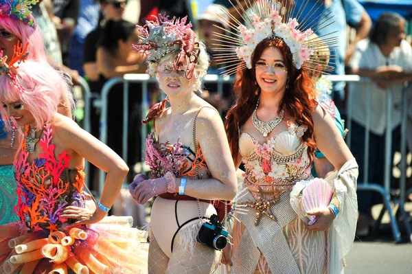 Nova Iorque Junho Pessoas Participam 36Th Anual Mermaid Parade Coney — Fotografia de Stock