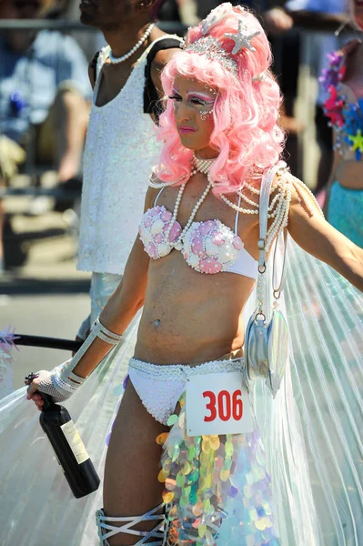 New York, Ny - 16 Haziran: İnsanlar katılmak 36 yıllık Mermaid Parade Coney Island 16 Haziran 2018 New York'ta. 