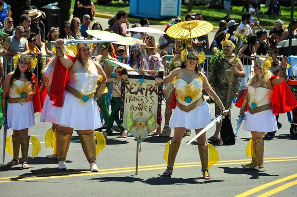 Nowy Jork Czerwca Ludzie Uczestniczą Rocznych Mermaid Parade Coney Island — Zdjęcie stockowe