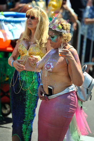 New York, Ny - 16 Haziran: İnsanlar katılmak 36 yıllık Mermaid Parade Coney Island 16 Haziran 2018 New York'ta. 