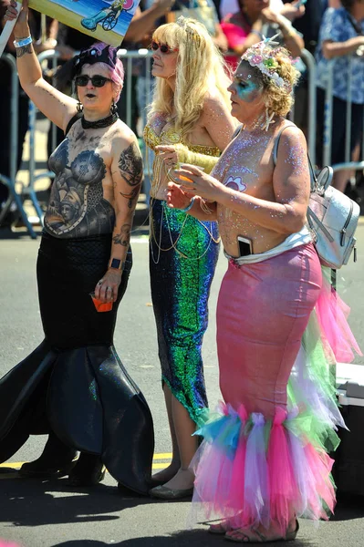 New York, Ny - 16 Haziran: İnsanlar katılmak 36 yıllık Mermaid Parade Coney Island 16 Haziran 2018 New York'ta. 