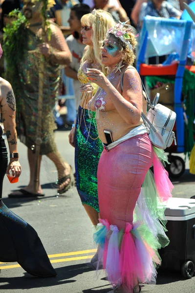 New York, Ny - 16 Haziran: İnsanlar katılmak 36 yıllık Mermaid Parade Coney Island 16 Haziran 2018 New York'ta. 