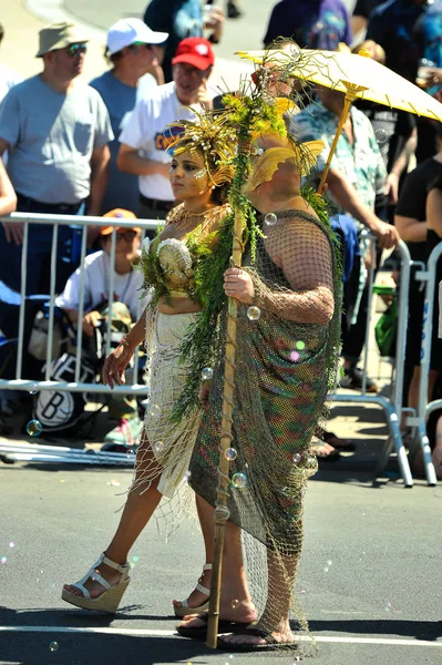 New York, Ny - 16 Haziran: İnsanlar katılmak 36 yıllık Mermaid Parade Coney Island 16 Haziran 2018 New York'ta. 