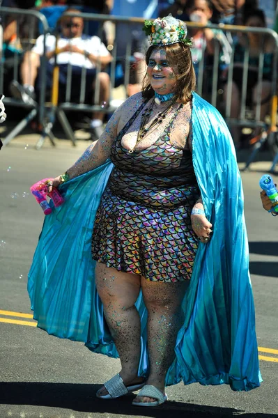New York, Ny - 16 Haziran: İnsanlar katılmak 36 yıllık Mermaid Parade Coney Island 16 Haziran 2018 New York'ta. 