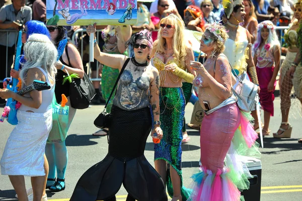 New York, Ny - 16 Haziran: İnsanlar katılmak 36 yıllık Mermaid Parade Coney Island 16 Haziran 2018 New York'ta. 