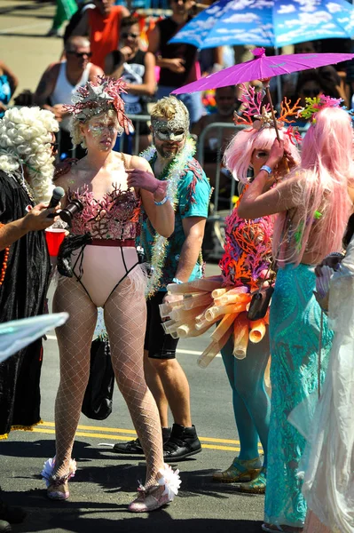 Nova Iorque Junho Pessoas Participam 36Th Anual Mermaid Parade Coney — Fotografia de Stock