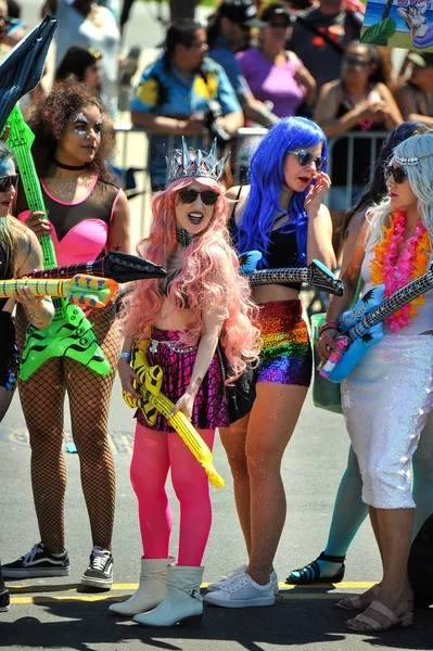 New York, Ny - 16 Haziran: İnsanlar katılmak 36 yıllık Mermaid Parade Coney Island 16 Haziran 2018 New York'ta. 