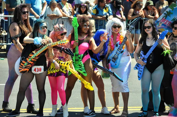 New York, Ny - 16 Haziran: İnsanlar katılmak 36 yıllık Mermaid Parade Coney Island 16 Haziran 2018 New York'ta. 