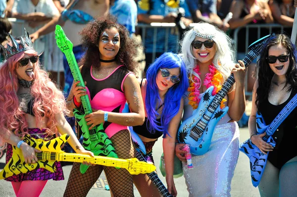 New York, Ny - 16 Haziran: İnsanlar katılmak 36 yıllık Mermaid Parade Coney Island 16 Haziran 2018 New York'ta. 