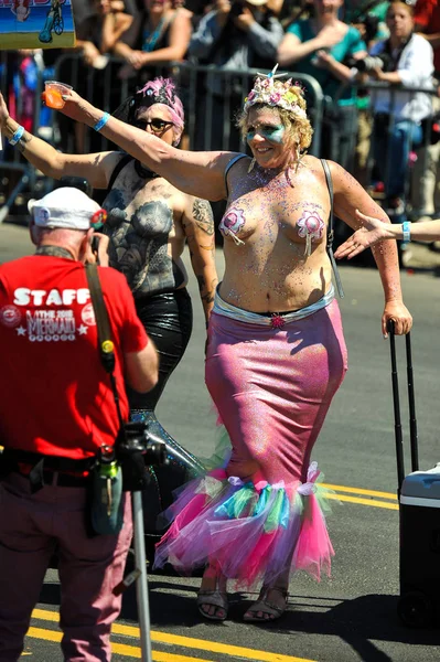 New York, Ny - 16 Haziran: İnsanlar katılmak 36 yıllık Mermaid Parade Coney Island 16 Haziran 2018 New York'ta. 