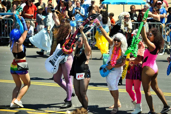 New York, Ny - 16 Haziran: İnsanlar katılmak 36 yıllık Mermaid Parade Coney Island 16 Haziran 2018 New York'ta. 