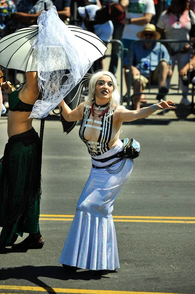 New York, Ny - 16 Haziran: İnsanlar katılmak 36 yıllık Mermaid Parade Coney Island 16 Haziran 2018 New York'ta. 