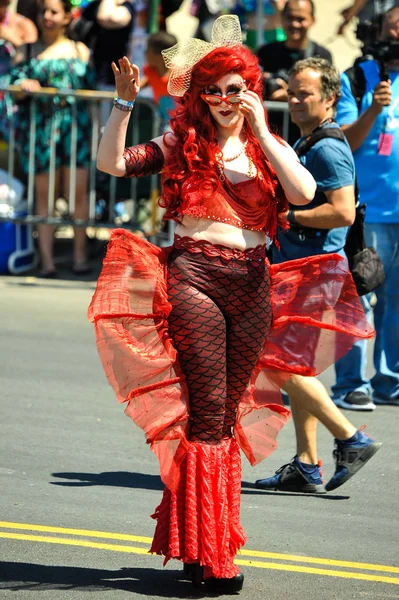 New York, Ny - 16 Haziran: İnsanlar katılmak 36 yıllık Mermaid Parade Coney Island 16 Haziran 2018 New York'ta. 