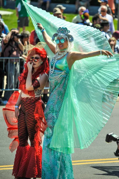 New York, Ny - 16 Haziran: İnsanlar katılmak 36 yıllık Mermaid Parade Coney Island 16 Haziran 2018 New York'ta. 