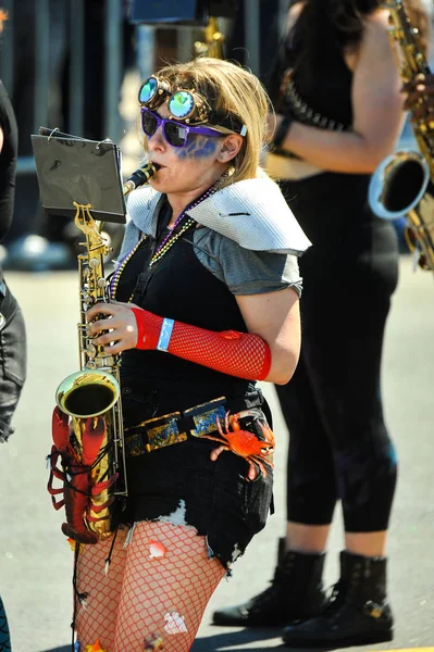 New York, Ny - 16 Haziran: İnsanlar katılmak 36 yıllık Mermaid Parade Coney Island 16 Haziran 2018 New York'ta. 