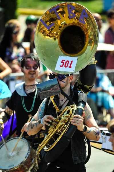 New York, Ny - 16 Haziran: İnsanlar katılmak 36 yıllık Mermaid Parade Coney Island 16 Haziran 2018 New York'ta. 