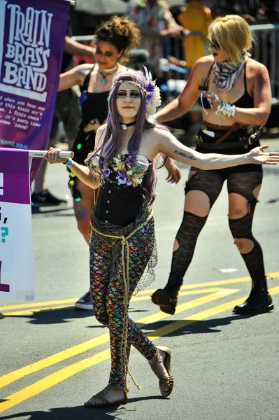 New York, Ny - 16 Haziran: İnsanlar katılmak 36 yıllık Mermaid Parade Coney Island 16 Haziran 2018 New York'ta. 
