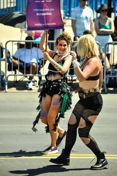 New York Haziran Nsanlar Katılmak Yıllık Mermaid Parade Coney Island — Stok fotoğraf