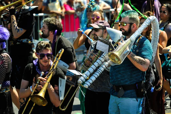 New York, Ny - 16 Haziran: İnsanlar katılmak 36 yıllık Mermaid Parade Coney Island 16 Haziran 2018 New York'ta. 
