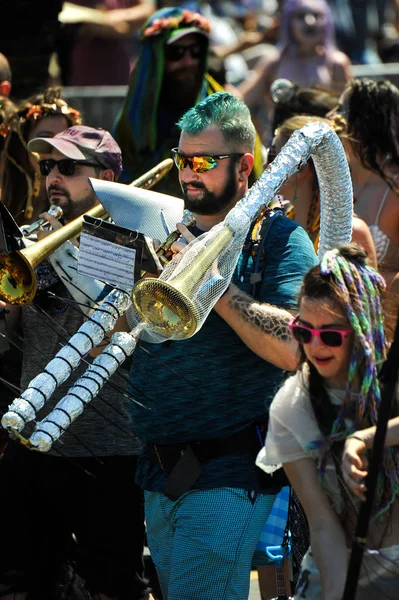 New York, Ny - 16 Haziran: İnsanlar katılmak 36 yıllık Mermaid Parade Coney Island 16 Haziran 2018 New York'ta. 