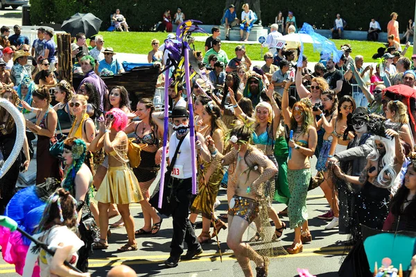 New York, Ny - 16 Haziran: İnsanlar katılmak 36 yıllık Mermaid Parade Coney Island 16 Haziran 2018 New York'ta. 