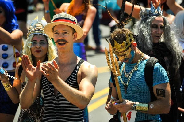 Nova Iorque Junho Pessoas Participam 36Th Anual Mermaid Parade Coney — Fotografia de Stock