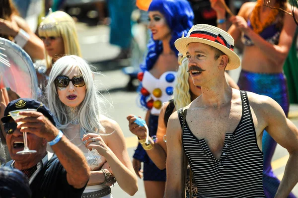 New York, Ny - 16 Haziran: İnsanlar katılmak 36 yıllık Mermaid Parade Coney Island 16 Haziran 2018 New York'ta. 