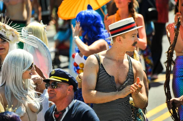 New York, Ny - 16 Haziran: İnsanlar katılmak 36 yıllık Mermaid Parade Coney Island 16 Haziran 2018 New York'ta. 