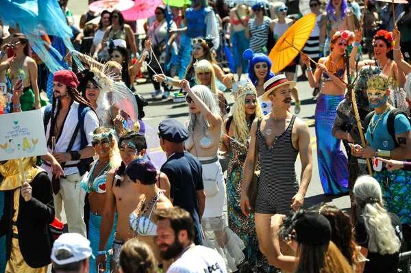 New York Haziran Nsanlar Katılmak Yıllık Mermaid Parade Coney Island — Stok fotoğraf